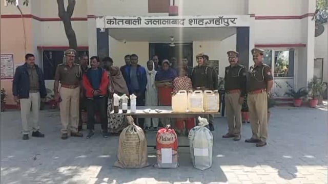 पुलिस को मिला कर बड़ी कामयाबी, अलग-अलग गांव के क्षेत्र से पुलिस ने 12 लोगों को अवैध कच्ची शराब के साथ गिरफ्तार किया 