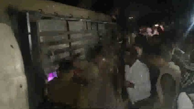 अम्बेडकर नगर जिले के अकबरपुर थाना क्षेत्र मौहरिया सम्मोपुर हाईवे पर आजमगढ़ से दिल्ली जा रही लग्जरी बस पलटने की सूचना पर पहुंची पुलिस व स्वास्थ्य विभाग की एंबुलेंस की  मदद से यात्रियों को जिला अस्पताल इलाज के लिए भेजा गया