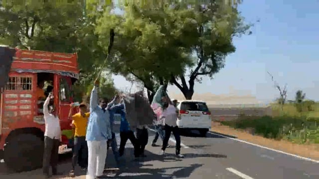 मुख्यमंत्र्याच्या ताप्याला स्वाभिमानी कडून दाखवले काळे झेंडे