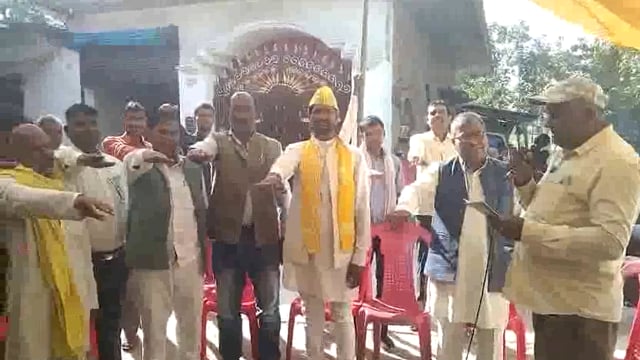 अम्बेडकर नगर जिले के आलापुर तहसील क्षेत्र ग्राम सभा सुजावलपुर में आगामी लोकसभा चुनाव को देखते हुए। अखिल भारतीय गोंड आदिवासी संघ के पदाधिकारियों ने संगठन मंत्री गोरखप्रसाद गोंड प्रदेश उपाध्यक्ष लक्ष्मीकांत गोंड जिलाध्यक्ष सुनील कुमार गोंड़ कार्यक्रम अध्यक्ष राजेंद्र प्रसाद गोंड ने दिलाई शपथ।