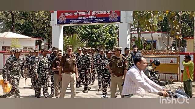 लोकसभा चुनाव के मद्देनजर पुलिस ने पैरा मिलेट्री फोर्स के साथ बाजार सहित अति संवेदनशील जगहों पर किया फ्लैग मार्च