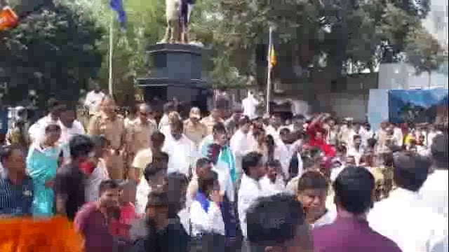 शुशोभीकरणासाठी डॉ बाबासाहेब आंबेडकरांचा पुतळा हटवला,कांही समाज बांधवांनी केला निषेध