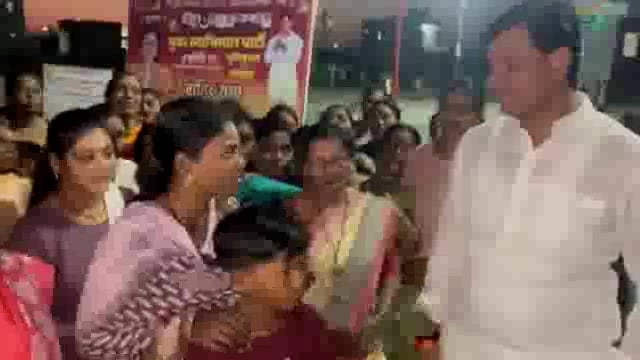 पतीच्या अपघातामुळे महादेव खोरी परिसरात रस्त्यावर लिंबू शरबत विकणाऱ्या महिलेची आस्थेने चौकशी आ.रवी राणा यांनी करून घेतली