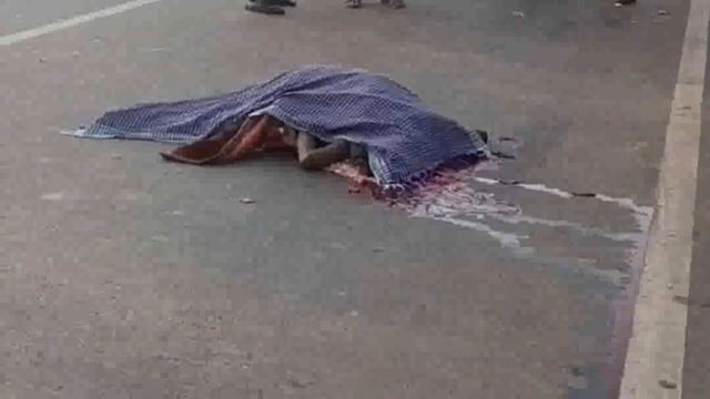 ଜାମୁଝାଡି ଧାମରା ରାସ୍ତା ପାରାପୋଖରି ନିକଟ ରେ ମାର୍ମଦୂନ୍ତ ସଡ଼କ ଦୁର୍ଘଟଣା ।ଟାୟାର ଜାଳି ରାସ୍ତା ଅବରୋଧ ।