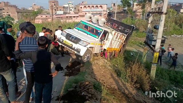 सूर्यगढ़ा -राष्ट्रीय राजमार्ग एनएच 80 से डीजे गाड़ी लुढ़ककर गड्ढे में जा फंसी।