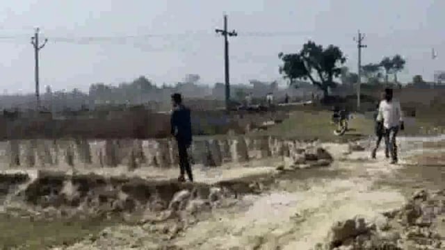 गाजीपुर जिले के मरदह थाना अंतर्गत म्हारे धाम हाई टेंशन तार की चपेट में आने से बस में लगी आग पूरी बस जलकर राख