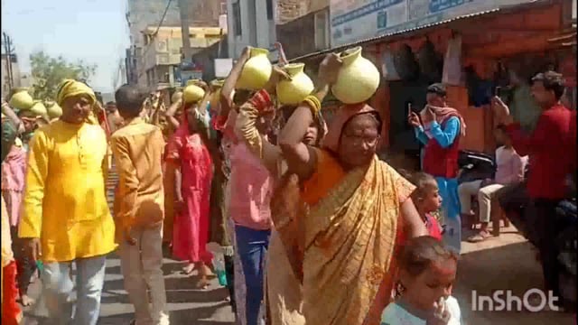 शहर के पुरानी बाजार चितरंजन रोड पीवीएस स्कूल के समीप श्रीमद् भागवत कथा ज्ञान यज्ञ को लेकर निकाली गईभव्य कलश शोभा यात्रा।