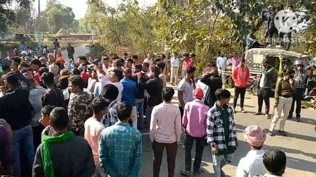टोटो चालक की मौत पर ग्रामीणों ने सड़क जाम कर किया हंगामा