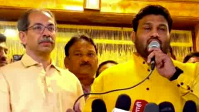 डबल महाराष्ट्र केसरी चंद्रहार पाटील यांचा शिवसेनेत प्रवेश, पाटील यांनी चांदीची गदा ठाकरे यांना भेट दिली