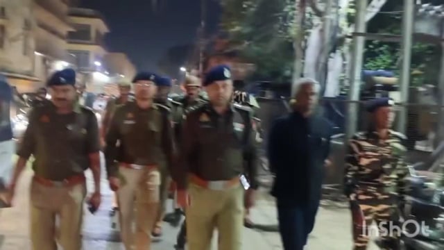 मथुरा में डीएम एसपी ने होली व लोकसभा चुनाव को दृष्टिगत रखते हुए किया पैदल गस्त