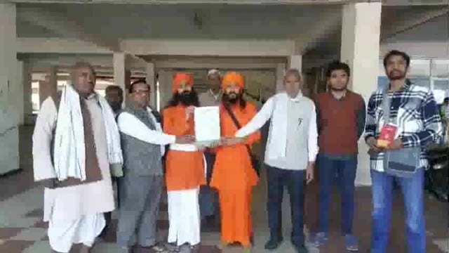 नगर कोतवाल ने योग साधना शिविर में घुसकर साधु संग किया अभद्रता साधकों ने एसपी को दिया ज्ञापन