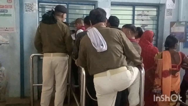 उत्पाद विभाग की टीम ने गिरफ्तार तीन शराब कारोबारी को सदर अस्पताल में मेडिकल जांच बाद भेजा गया जेल।