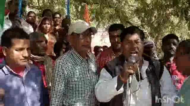 जिले के कजरा क्षेत्र के सैकड़ो आदिवासी महिलाओं ने रास्ता बंद किए जाने के विरोध में जिला मुख्यालय में किया धरना प्रदर्शन