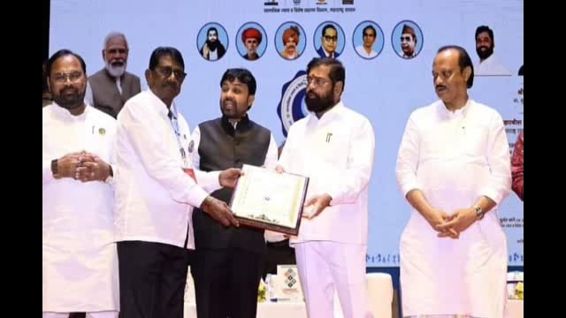 देविदास कांबळे डॉ बाबासाहेब आंबेडकर समाज भूषण पुरस्काराने सन्मानित,मुख्यमंत्र्यांच्या हस्ते मुंबई येथे गौरव
