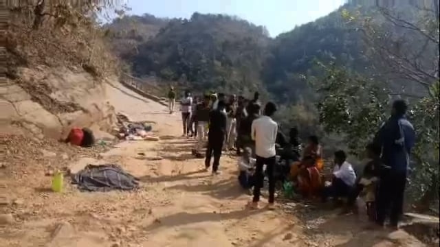 रोहतास के चेनारी में पहाड़ कि खाई में पिकअप पलटने से चार श्रद्धालुओं कि मौत दर्जन भर घायल 