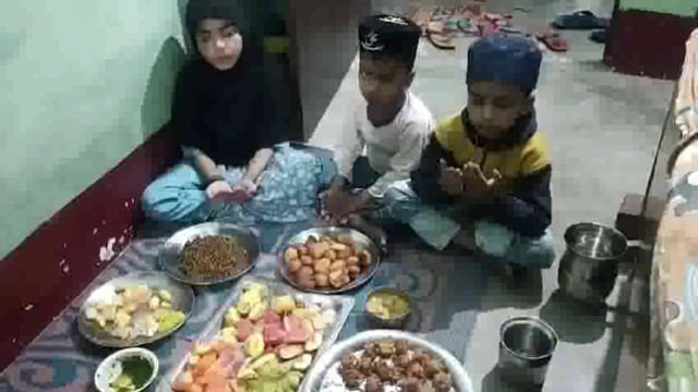 सोमवार को चांद निकलने के बाद बच्चों ने शुरू किया अपनी जिंदगी का पहला रोजा,न्यौरी निवासी अनीस मसूदी की(7)सात साल की बेटी उम्मे सलमा ने अपनी जिंदगी का पहला रोजा रखा।पिता अनीस मसूदी ,दादा शरीफ मसूदी की आंखे भर आई
और साथ ही साथ कई अन्य बच्चे भी रोजा रहे,