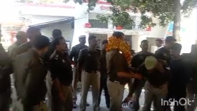 कोतवाली इटियाथोक के प्रभारी निरीक्षक निर्भय नारायण सिंह का हुआ स्थानांतरण, पुलिस कर्मियों ने उन्हें दी भावभीनी विदाई
