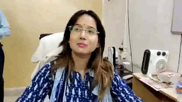 फिरोजाबाद में तैनात जॉइन मजिस्ट्रेट और आईपीएस अधिकारी कीर्ति राज सिंह अचानक घूंघट ओढ़ कर जिले के समुदाय स्वास्थ्य केंद्