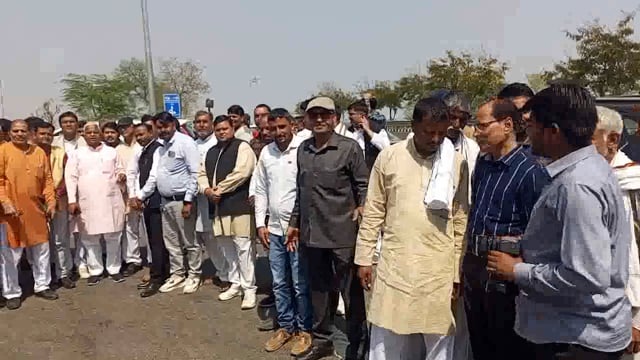 विधान परिषद नामांकन कर वापस पहुंचे योगेश नोहवार का यमुना एक्सप्रेसवे राया कट पर कार्यकर्ताओं ने किया जोशीला स्वागत