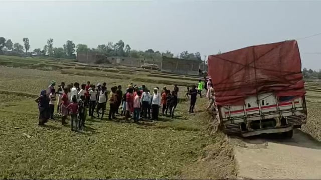 आटो को ठोककर भाग रहा मालवाहक रास्ते में फंसा,चालक धराया 