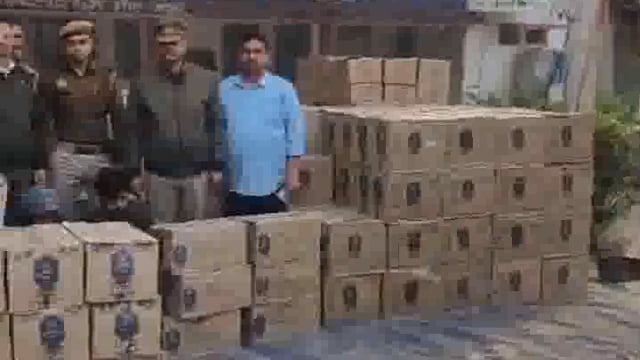 माट पुलिस ने अवैध शराब से भरा ट्रक पकड़ा दो तस्कर भी हिरासत लिये 20 लख रुपए कीमत बताई जा रही है शराव की