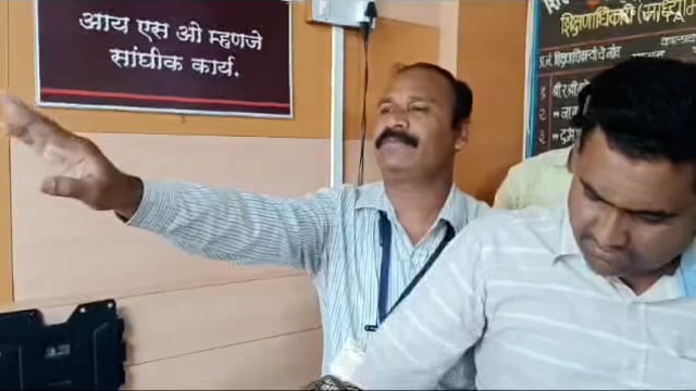 कोल्हापूर मे शिक्षकांच्या व शिक्षकेतर कर्मचाऱ्यांच्या रखडलेल्या कामासंबंधी शिक्षक आ.जयंत तासगावकर यांनी आक्रमक भूमिका.