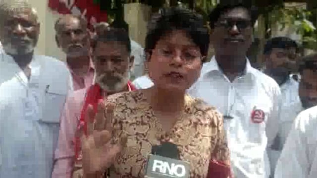 जिल्हाधिकारी कार्यालयासमोर सीटुच्या वतीने विविध मागण्यांसंदर्भात बेमुदत धरणे आंदोलन सुरू - काॅम्रेड उज्ज्वला पडलवार