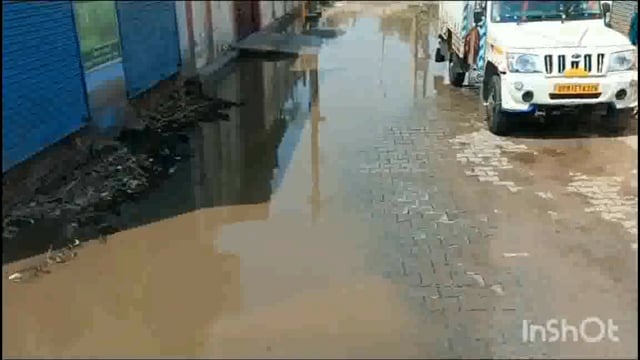 जिला मथुरा के सराय आसमाबाद राधापुरम स्टेट नालिया चौक होने के कारण जल भराव