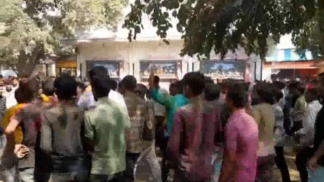 रमन रेती आश्रम में अधिक भीड़ के चलते श्रद्धालुओं के दो गुटों में हुआ झगड़ा मारपीट का वीडियो सोशल मीडिया पर वायरल 