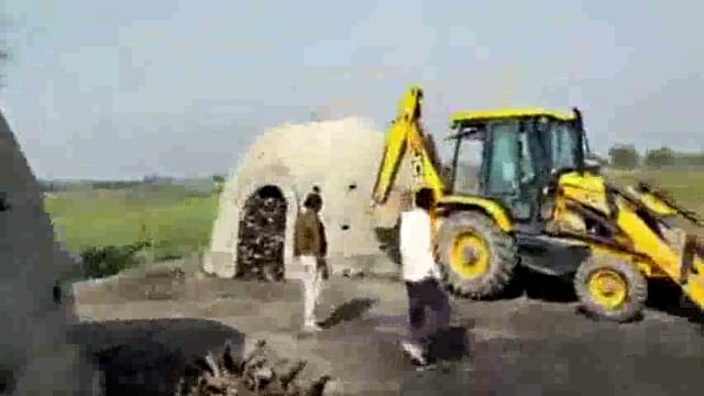 अवैध संचालित कोयला भट्ठियों पर वन क्षेत्राधिकारी ने चलाया बुलडोजर 