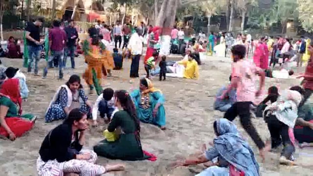 मथुरा के रमणरेती आश्रम में श्रद्धालु भक्तों ने द्वापर युग की मान्यता अनुसार ब्रज की रज से बनाईं अद्भुत शिवलिंग व मकान।