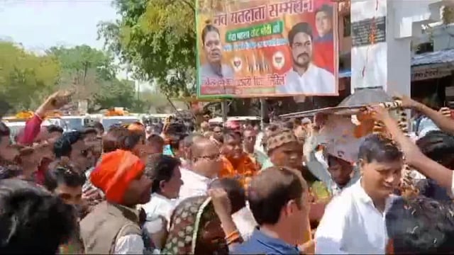 बाँसडीह कस्बे में जन आशीर्वाद यात्रा के दौरान लोगो ने सांसद रविन्द्र कुशवाहा को किया भव्य स्वागत