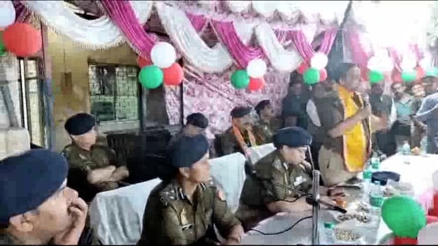 अपर पुलिस महानिदेशक आगरा जॉन अनुपमा कुलश्रेष्ठ व आईजी दीपक कुमार द्वारा आगामी त्यौहारों को लेकर पीस कमेटी की बैठक की