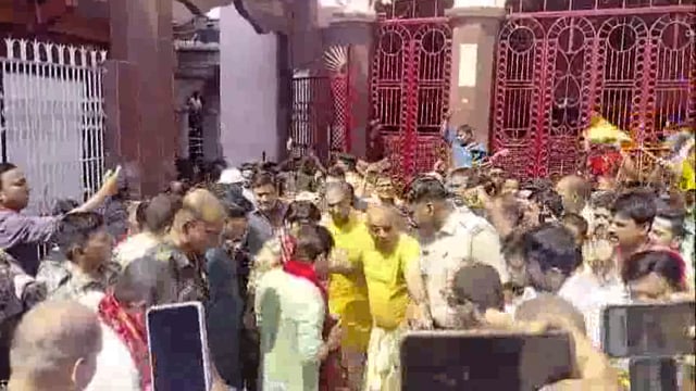 बाबा बैद्यनाथ मंदिर देवघर पहुंचे जहां वह बाबा बैजनाथ की पूजा अर्चना की और पूजा अर्चना के बाद वह करीब 3:00 बजे देवघरकॉलेज