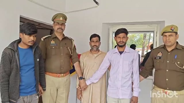 एटा कोतवाली देहात पुलिस इंटेलिजेंस सर्विस लाइंस टीम ने संयुक्त कार्रवाई कर तीन शातिर चोरों को पकड़ा