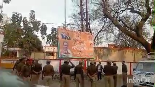 चुनाव आचार संहिता लगते ही तहसील  व पुलिस प्रशासन  ने सार्वजनिक स्थलों से बैनर होर्डिंग को हटवाया