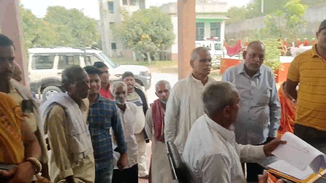 भूमि संबंधी मामले के निष्पादन हेतु आयोजित जनता दरबार में दो मामले का हुआ निपटारा