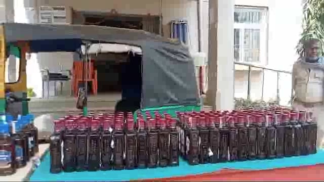 भलुआर बाबू टोला के समीप 168 बोतल विदेशी शराब व एक ऑटो को पुलिस ने किया जब्त तस्कर व चालक भागने में रहा सफल