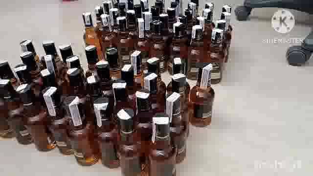 सूर्यगढ़ा थाना क्षेत्र के जकरपुरा निवासी एक शराब कारोबारी को 70 बोतल अंग्रेजी शराब के साथ गिरफ्तार कर भेजा गया जेल।