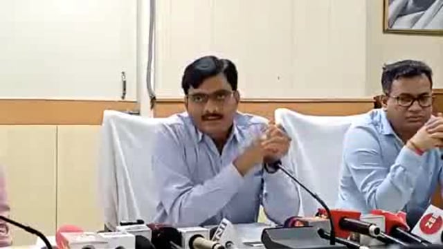 Ghaziabad ke D M Shri Indra Vikram Singh patrakaaron ko dhamka rahe hain kah rahe hain aapke Hath Do Dhari Talwar h