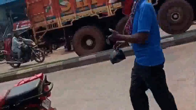 ବାସୁଦେବପୁର ଧାମରା ରାସ୍ତା ରେ ବେପରୁଆ ଗାଡ଼ି 
ଏହି ରାସ୍ତା ରେ ବାରମ୍ବାର ରାସ୍ତା ଦୁର୍ଘଟଣା ରେ ଜୀବନ ଯାଉଥିଲେ ବି ଲୋକେ ସଚେତନ ହେଉ ନାହାନ୍ତି ଗାଡ଼ି ସବୁ ମଝି ରାସ୍ତା ରେ ରହୁଚି