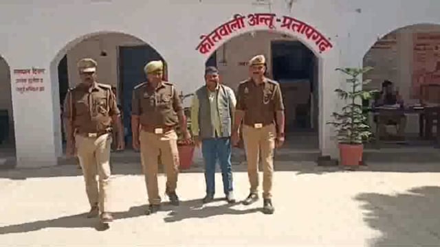 धोखाधड़ी आबकारी एवं बी श्रेणी हिस्ट्री शीटर तीन वर्ष से फरार चल रहा था जिसे पुलिस ने गिरफ्तार किया 