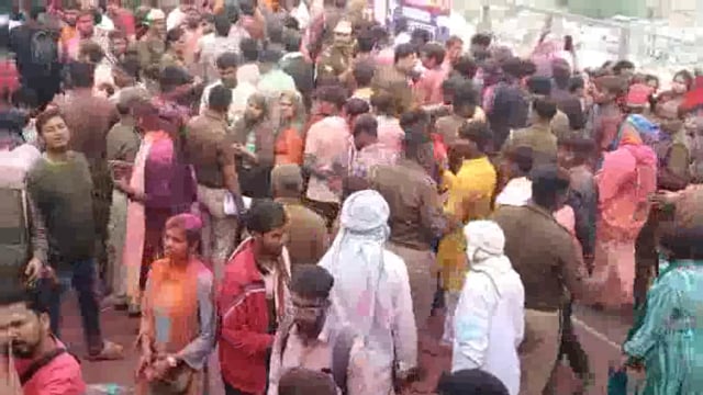 बरसाने के श्री जी मंदिर में खेली गई लड्डू होली देश के कोने-कोने से बड़ी संख्या में आये श्रद्धालु