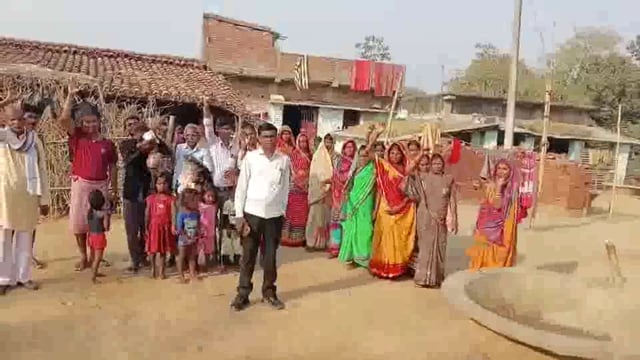 10 वर्षों से राजस्व ग्राम लॉक होने के कारण परेशान ग्रामीणों ने वार्ड सदस्य के नेतृत्व में किया उग्र प्रदर्शन