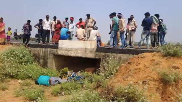 रोड के पुलीये वाले गड्ढे में गिरकर एक साईकिल चालक आदीवासी की मौत