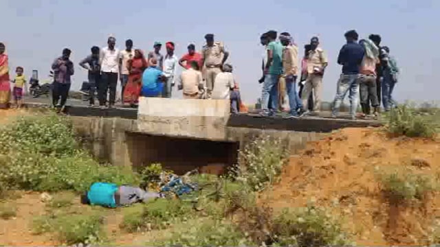 रोड के पुलीये वाले गड्ढे में गिरकर एक साईकिल चालक आदीवासी की मौत