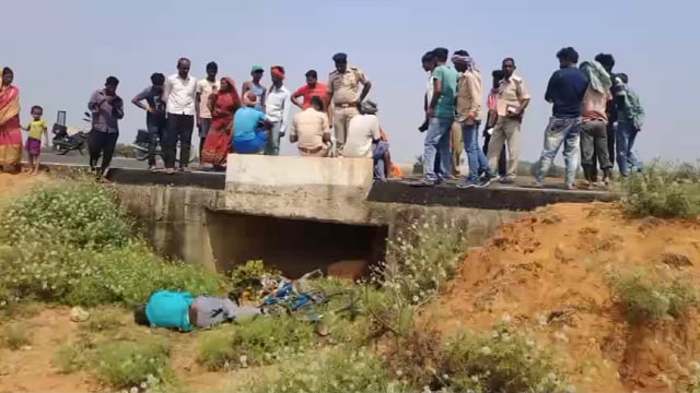 रोड के पुलीये वाले गड्ढे में गिरकर एक साईकिल चालक आदीवासी की मौत