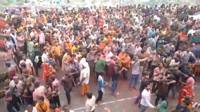 बरसाने की लड्डू होली में पहुंचे डीएम एसपी खुद संभाली कमान