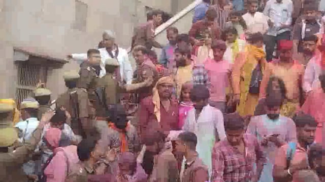 डीएम व एसएसपी ने संभाली बरसाना होली की कमान, भीड़ के दवाव को कम करने में खुद लगे एसएसपी।