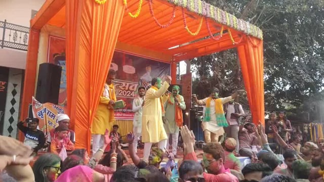 मथुरा: बरसाने की सुप्रसिद्ध होली में सांसकृतिक कार्यक्रमों की मची है धूम ।